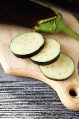 Bir kesme tahtası üzerinde patlıcan