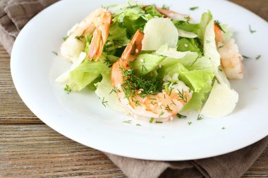 Karides, marul ve peynir salatası