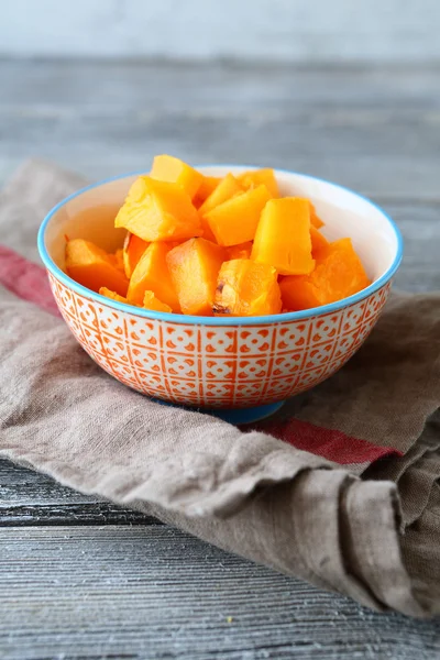 Pompoen gestoofd in een kom op servet — Stockfoto