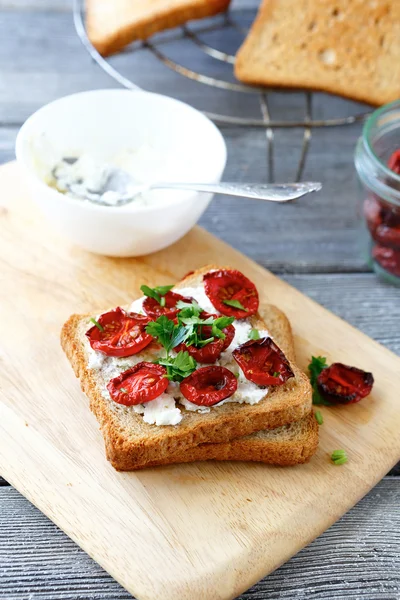 Kurutulmuş domates ile İtalyan bruschetta — Stok fotoğraf