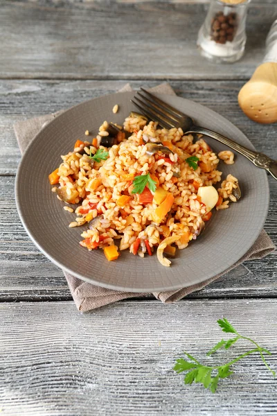 Risotto delicioso com pimentas, cenouras e tomates em uma chapa — Fotografia de Stock