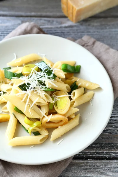 Penne with cheese and onions on a plate — Stock Photo, Image
