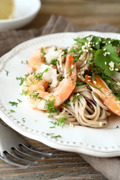 Buckwheat noodles with shrimp — Stock Photo, Image