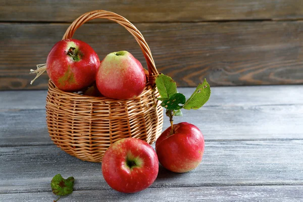 Reife Äpfel im Korb — Stockfoto