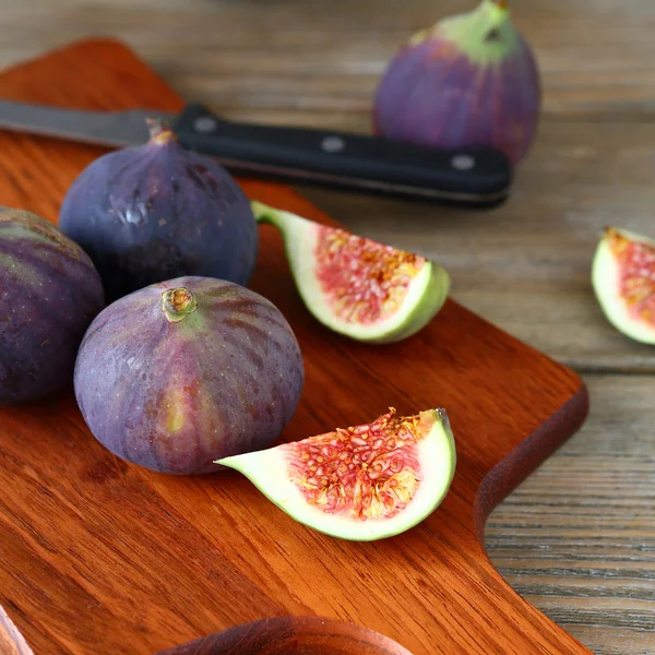 Higos cortados en rodajas en una tabla de cortar — Foto de Stock