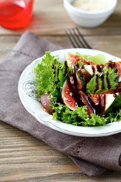 Salada com figos, alface e molho balsâmico em uma tigela branca — Fotografia de Stock