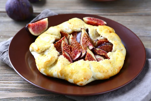 Pie with figs on a brown plate — Stock Photo, Image