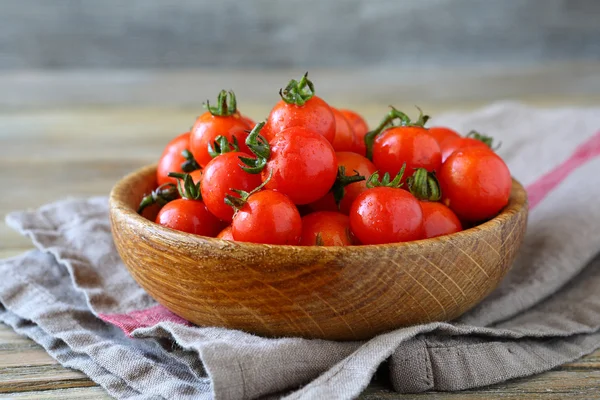 Söta röda körsbärstomater i en skål — Stockfoto