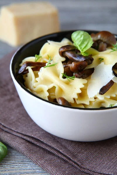 Pasta with roasted mushrooms in a bowl — Stock Photo, Image