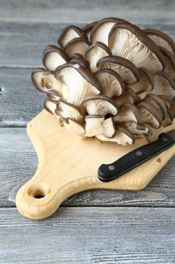 Kesme tahtası üzerinde çiğ istiridye