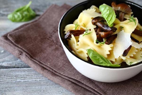 Pasta con champiñones fritos y queso — Foto de Stock