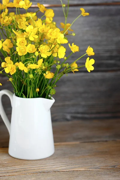 Fleurs d'automne jaunes dans un vase sur les planches — Photo