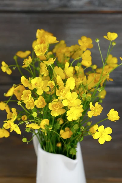 Gele bloemen in een vaas — Stockfoto