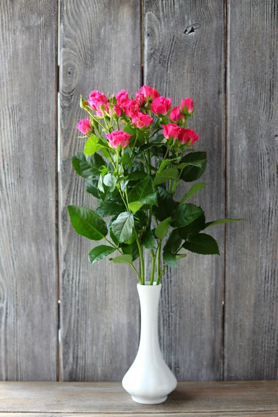 Pequenas rosas em um vaso — Fotografia de Stock