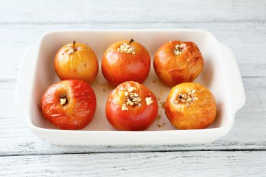 Bir pişirme çanağı pişmiş tatlı elma