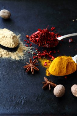 koyu arka plan üzerine baharat karışımı