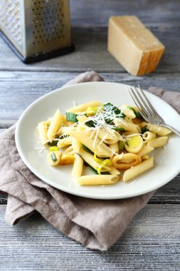 Peynir ve soğan bir plaka ile lezzetli Penne