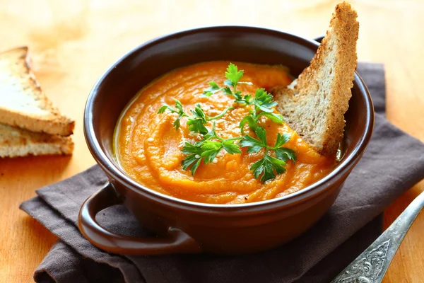 Tápláló tök leves, petrezselyem és kenyér — Stock Fotó