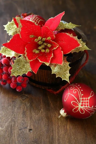 Weihnachtsblume und Kugeln auf Sperrholz — Stockfoto