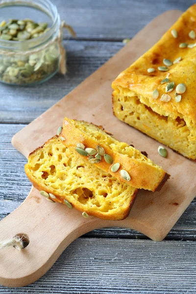 Pastel de té en una tabla de cortar —  Fotos de Stock