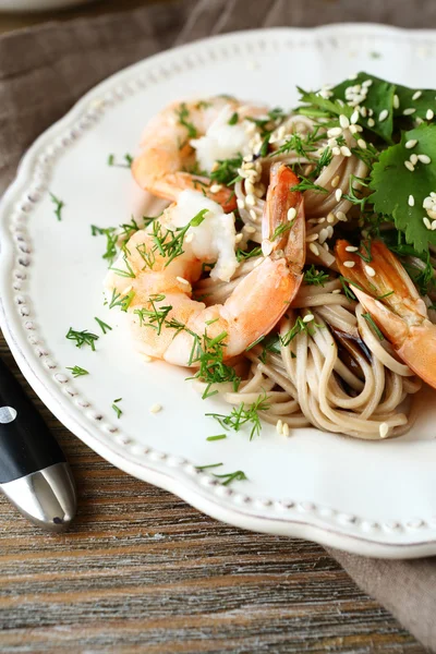 Buckwheat noodles with shrimp on a plate — Stock Photo, Image