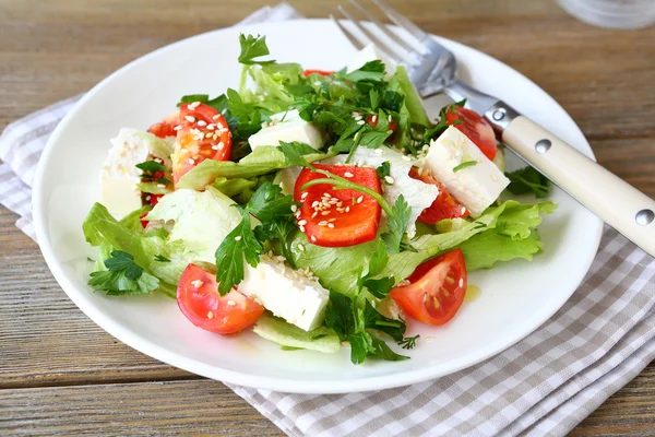 Salada com tomate, pimentão e queijo — Fotografia de Stock