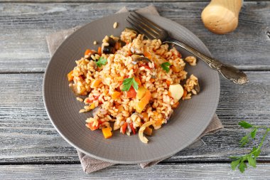 Biber, havuç ve domates ile lezzetli pilav