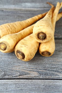 Ahşap kurullarında yaban havucu