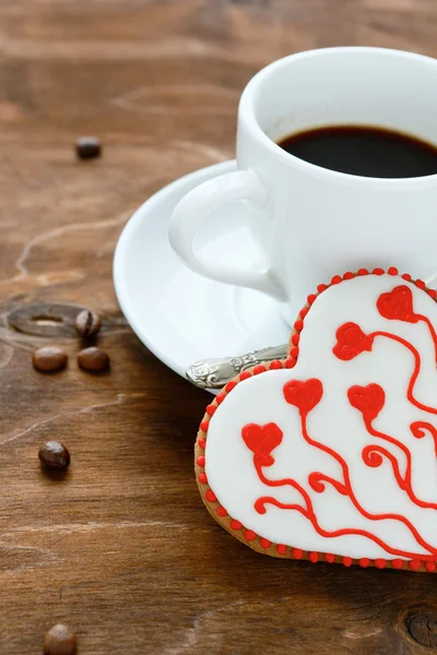 Cookie in Herzform mit Tasse Kaffee — Stockfoto