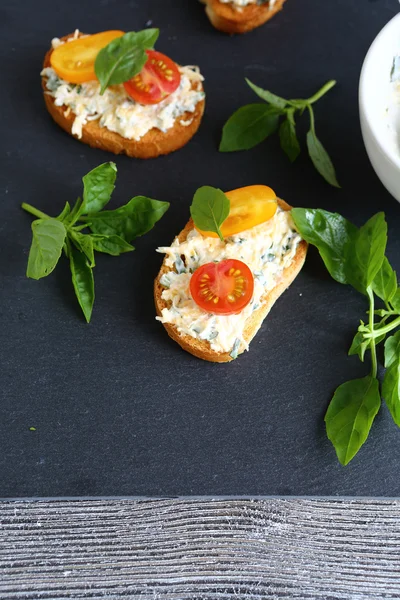 Bruschetta with mayonnaise and basil — Stock Photo, Image