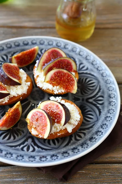 Bruschetta z fig na talerzu — Zdjęcie stockowe