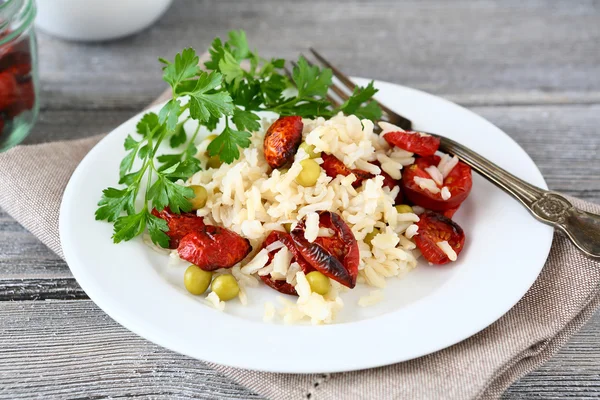 Risotto with sun-dried tomatoes and parsley — Stock Photo, Image