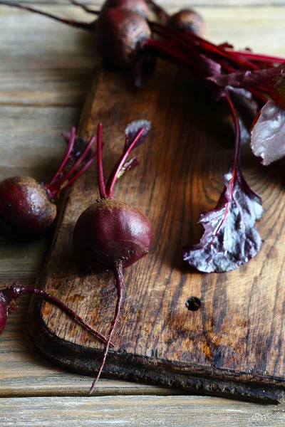 Remolacha fresca en una tabla de cortar — Foto de Stock