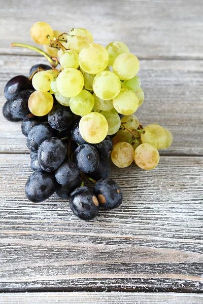 Grapes on wooden boards — Stock Photo, Image