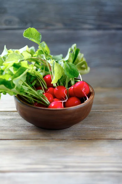 Fresh radishes in a bowl — Stock Photo, Image