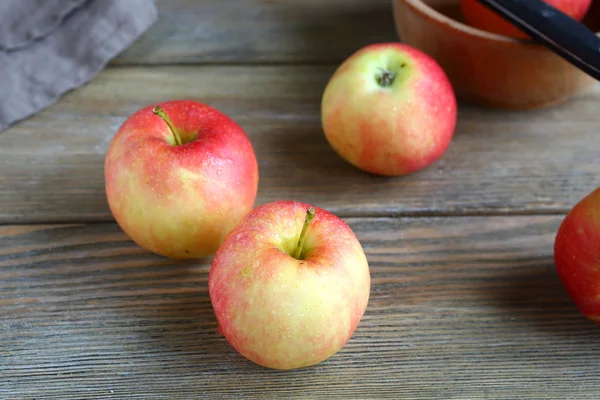 Köstliche Äpfel auf Holzbrettern — Stockfoto