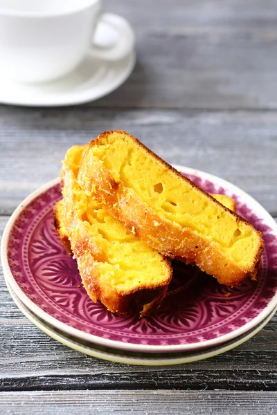 Dos rebanadas de un pastel de té con limón en el plato — Foto de Stock