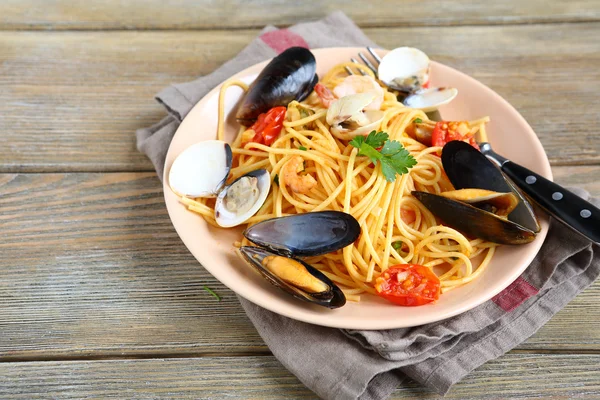 Pasta italiana nutricional con mejillones y carne de calamar en un plato —  Fotos de Stock