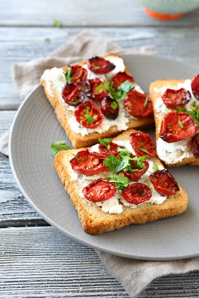 Rostat bröd med ost och tomater — Stockfoto