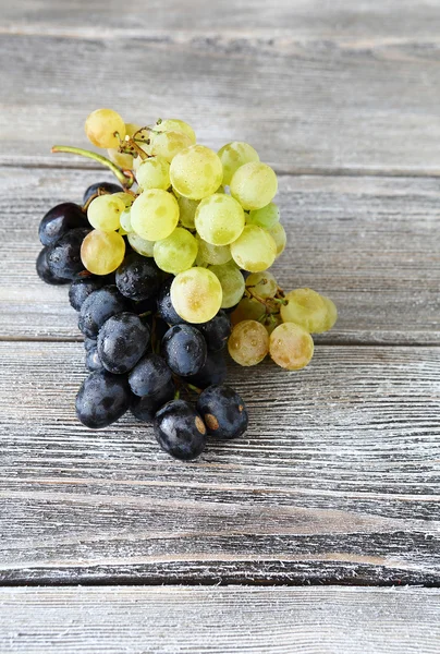 Two varieties of Sweet grapes on wooden background — Stock Photo, Image