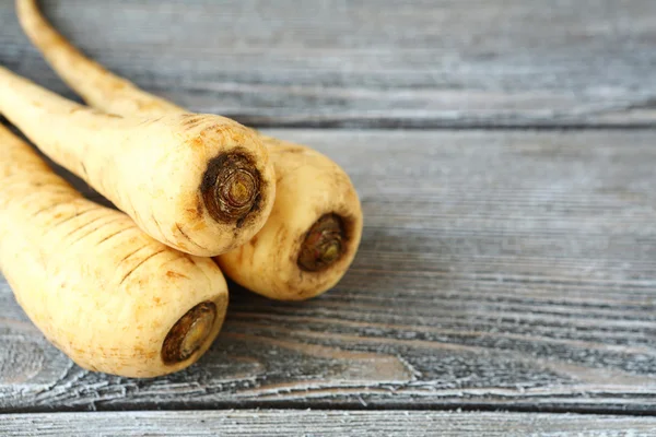 Parsnip fresco nas tábuas — Fotografia de Stock