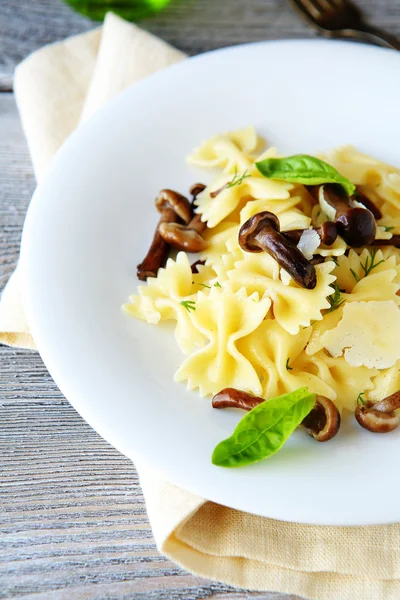 Pasta farfalle with fried mushrooms — Stock Photo, Image