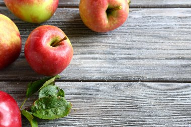 Eski kurullarında taze elma