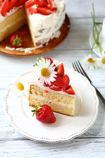 Pièce de gâteau savoureux sur une assiette blanche — Photo