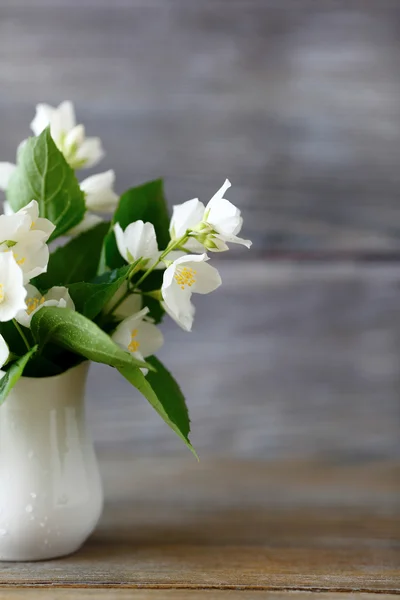 在一个白色的花瓶中的茉莉花 — 图库照片