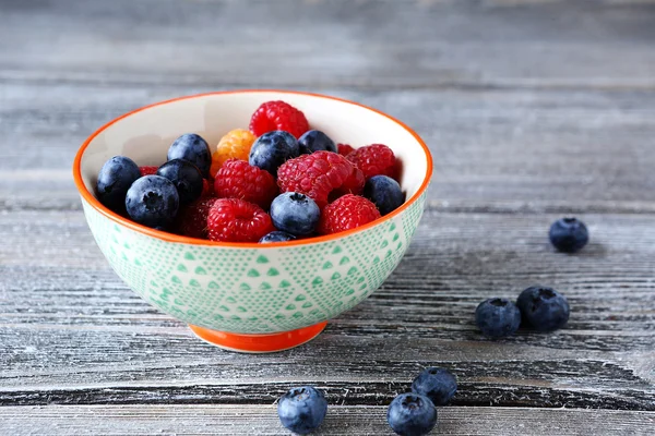 Himbeeren und Blaubeeren in einer Schüssel — Stockfoto