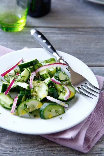 Salát s čerstvou zeleninou na bílém talíři — Stock fotografie