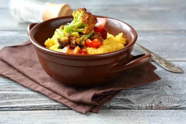 Italská polenta s restovanou zeleninou — Stock fotografie