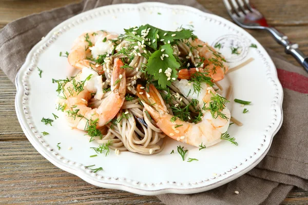 Soba with shrimp and greens — Stock Photo, Image