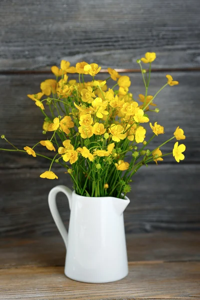 Gelbe Herbstblumen in einer Vase — Stockfoto